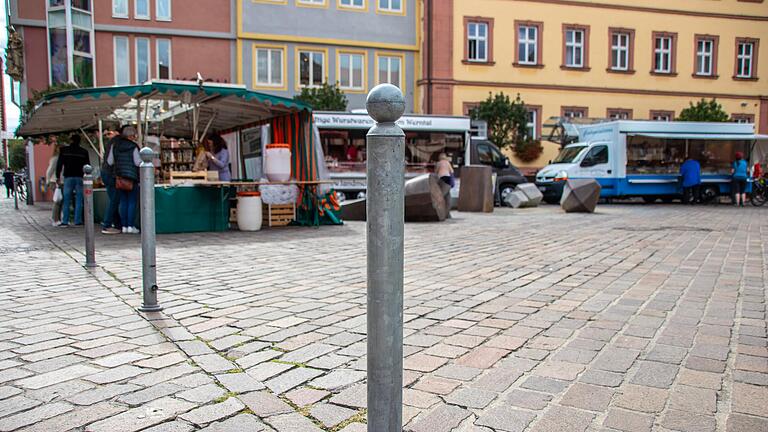 Die Absperrpfosten am Grünen Markt in Karlstadt wurden im Juli angebracht.