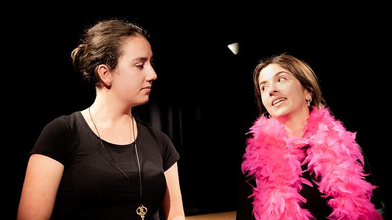 Harpagon und Frosine, die Heiratsvermittlerin, gespielt von Juli Willer und Petek Oguz. Harpagon und Frosine, die Heiratsvermittlerin, gespielt von Juli Willer und Petek Oguz.