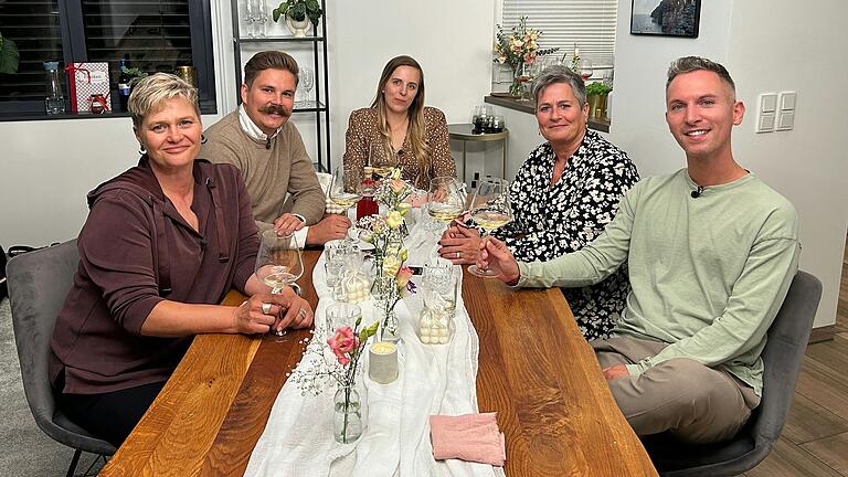 Die Teilnehmerinnen und Teilnehmer beim Perfekten Dinner in Würzburg: Manu, Julian, Gastgeberin Saskia, Steffi und Philipp (von links). Die Teilnehmerinnen und Teilnehmer beim Perfekten Dinner in Würzburg: Manu, Julian, Gastgeberin Saskia, Steffi und Philipp (von links).