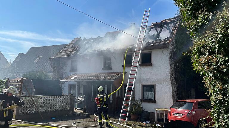 Die Feuerwehr war am Donnerstagmittag zu einem Dachstuhlbrand in Urspringen alarmiert worden. Die Feuerwehr war am Donnerstagmittag zu einem Dachstuhlbrand in Urspringen alarmiert worden.