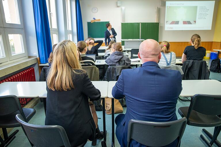 Hoher Besuch in der 8a: Kultusministerin Anna Stolz und Digitalminister Dr. Fabian Mehring verfolgen eine Geschichtsstunde zur französischen Revolution, in der die Schülerinnen und Schüler lernen, mit Chatbots und Bildgenerierungsprogrammen umzugehen. Hoher Besuch in der 8a: Kultusministerin Anna Stolz und Digitalminister Dr. Fabian Mehring verfolgen eine Geschichtsstunde zur französischen Revolution, in der die Schülerinnen und Schüler lernen, mit Chatbots und Bildgenerierungsprogrammen umzugehen.