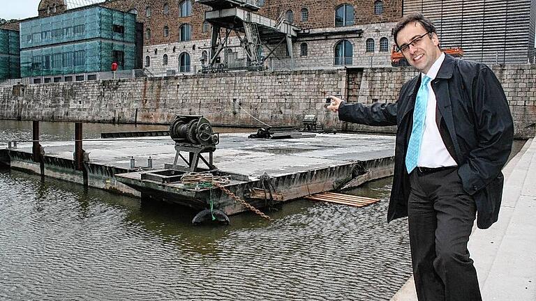 Hafenfest - Kulturreferent Muchtar Al Ghusain im Juni 2007 vor dem Ponton, der beim ersten Hafensommer als schwimmende Bühne diente. Hafenfest - Kulturreferent Muchtar Al Ghusain im Juni 2007 vor dem Ponton, der beim ersten Hafensommer als schwimmende Bühne diente.