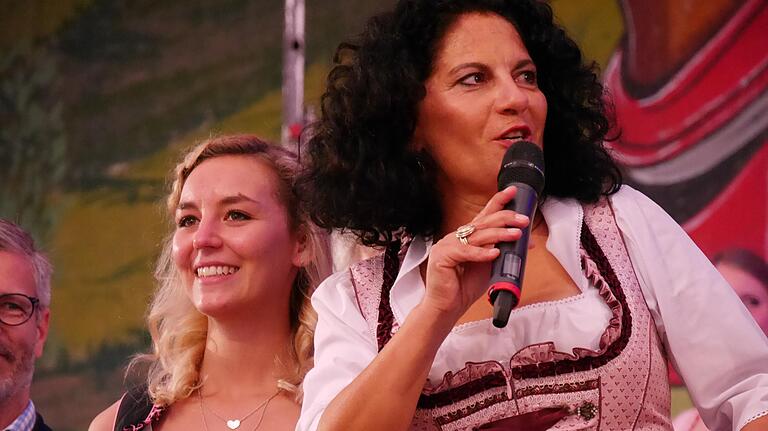 Moderatorin Irina Hanft mit Jasmin Thomann, &quot;Volksfestgesicht 2019&quot;