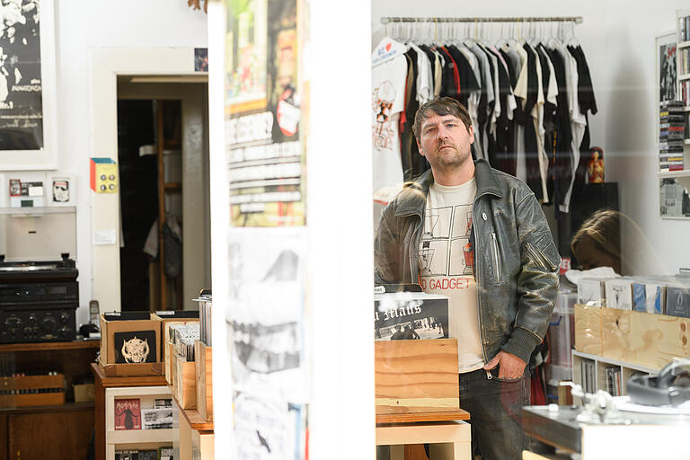 Christian Iffland steht in seinem Plattenladen in Berlin-Neukölln. Christian Iffland steht in seinem Plattenladen in Berlin-Neukölln.