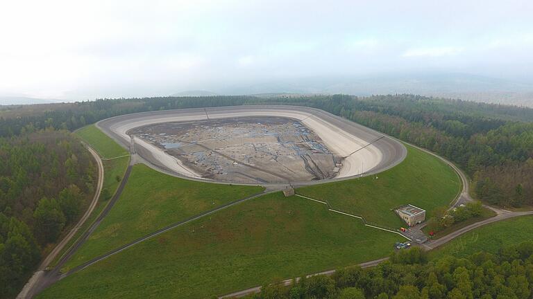 2017: Das leere Oberbecken des Pumpspeicherwerks bei Langenprozelten auf der Sohlhöhe. 2017: Das leere Oberbecken des Pumpspeicherwerks bei Langenprozelten auf der Sohlhöhe.