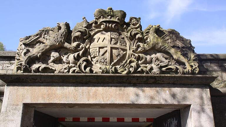 Das Wappen des Fürstbischofs Johann von Greiffenclau befindet sich jetzt am Eingang zur Fußgängerunterführung. Das Wappen des Fürstbischofs Johann von Greiffenclau befindet sich jetzt am Eingang zur Fußgängerunterführung.