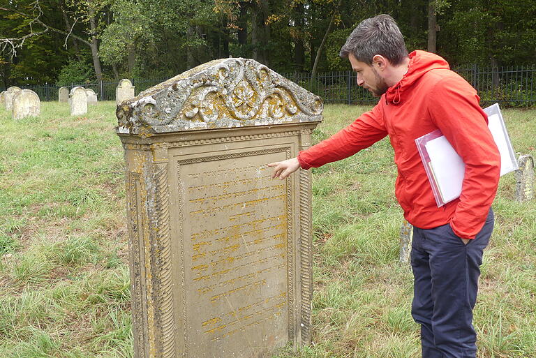 Der Familiengeschichte auf der Spur: Amir Theilhaber vor dem Gedenkstein von 1866.&nbsp;