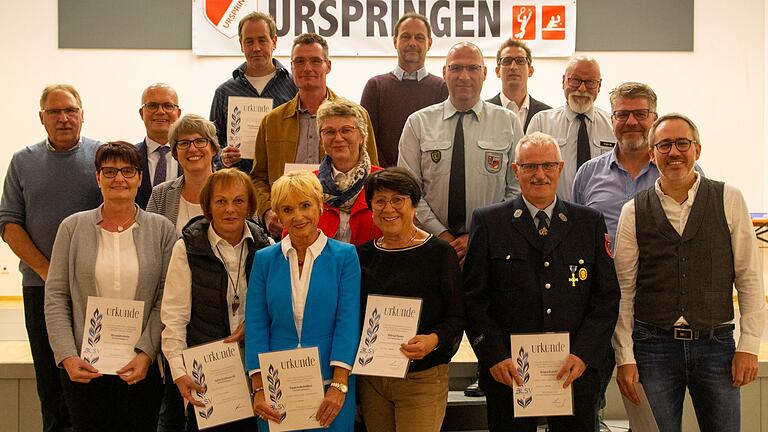 Die Geehrten für 25 Jahre und 30 Jahre Mitgliedschaft beim TSV Urspringen. Die Geehrten für 25 Jahre und 30 Jahre Mitgliedschaft beim TSV Urspringen.