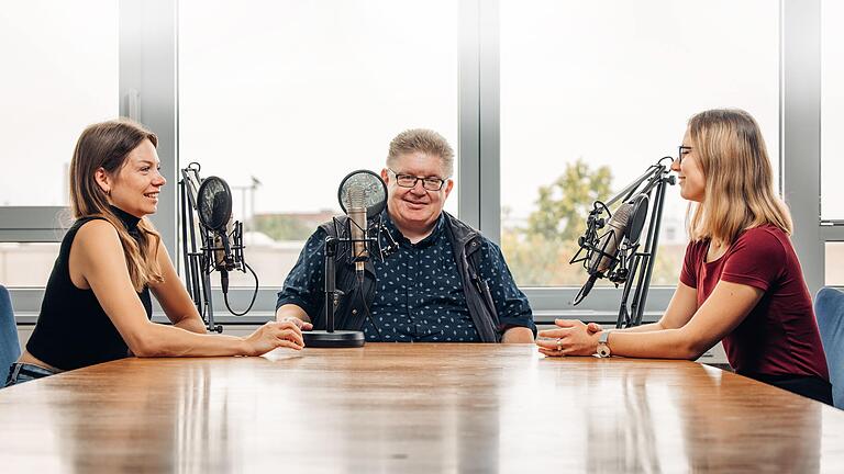 Die Moderatorinnen Silke Albrecht und Desiree Schneider sitzen mit dem Gerichtsreporter Manfred Schweidler zusammen im Haupthaus der „Main-Post“ und nehmen eine Folge des Podcasts Mordsgespräche, wahre Kriminalfälle aus Unterfranken, auf.