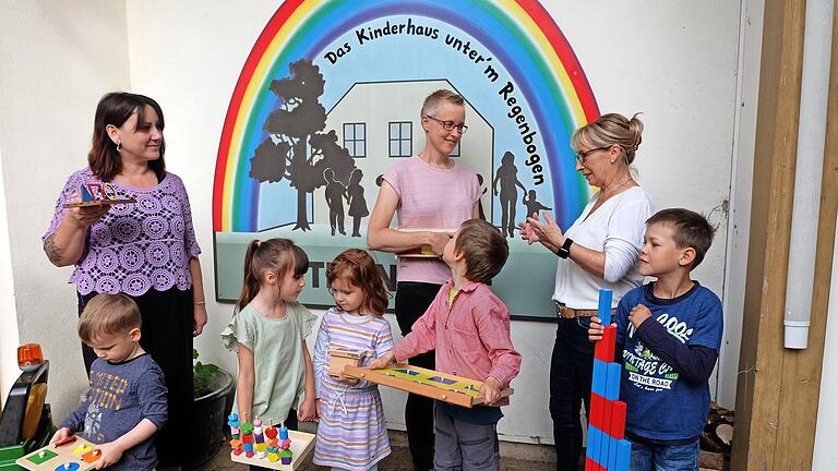 Die Leiterin des Kinderhauses, Brigitte Zirkelbach, Organisatorin Patrizia Geiling und Bürgermeisterin Judith Dekant freuten sich mit den Kindern über die neuen Spielsachen.       -  Die Leiterin des Kinderhauses, Brigitte Zirkelbach, Organisatorin Patrizia Geiling und Bürgermeisterin Judith Dekant freuten sich mit den Kindern über die neuen Spielsachen.