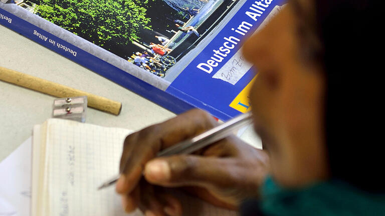 Integration prägt 2016 die Arbeit von Freiwilligenagenturen       -  ARCHIV - Das Lehrbuch «Deutsch im Alltag» liegt am 11.11.2015 in einem Deutschkurs für Flüchtlinge in Halle/Saale (Sachsen-Anhalt) vor einer jungen Frau auf der Schulbank. In kurzer Zeit wurden 2015 Tausende Flüchtlinge in Sachsen-Anhalt aufgenommen. Damit war der Kraftakt aber noch nicht geschafft. Dieses Jahr nun halfen die Freiwilligenagenturen bei der Integration dieser Menschen. (zu dpa «Integration prägt 2016 die Arbeit von Freiwilligenagenturen» vom 24.12.2016) Foto: Hendrik Schmidt/dpa-Zentralbild/dpa +++(c) dpa - Bildfunk+++ | Verwendung weltweit