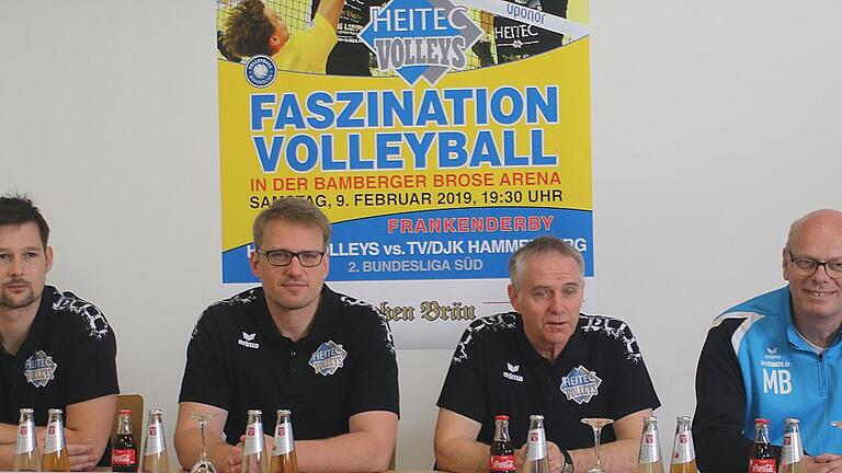 Mit dem Derby gegen Hammelburg in Bamberg wollen Eltmanns Volleyballer belegen, dass sie bereit sind für Liga eins. Das Vorhaben erläuterten (von links) Kapitän Sebastian Richter, Trainer Marco Donat, Manager Rolf Werner und Hammelburgs Abteilungsleiter Matthias Benner.