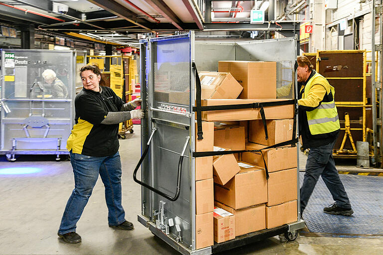 Das Weihnachtsgeschäft erfordert den vollen Einsatz, das Kitzinger Paketzentrum läuft dieser Tage unter Vollauslastung.