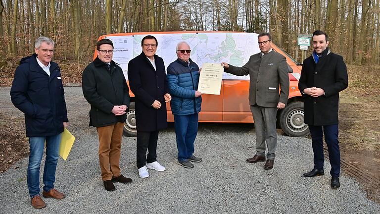 Bei der Förderbescheidübergabe (von links): Dezernent Werner Rüger, Landrat Christoph Schauder, Landtags-Vizepräsident Wolfgang Reinhart, Vorsitzender Teilnehmergemeinschaft Klaus Bethhäuser, Minister Peter Hauk, Bürgermeister Johannes Leibold.