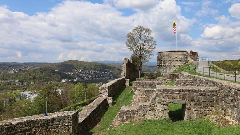 Die Burgruine Botenlauben mit Ausblick auf Bad Kissingen. Über das beliebte Ausflugsziel gibt es einige Geschichten, die viele Besucherinnen und Besucher nicht kennen. - Die Burgruine Botenlauben mit Ausblick auf Bad Kissingen. Über das beliebte Ausflugsziel gibt es einige Geschichten, die viele Besucherinnen und Besucher nicht kennen. Die Burgruine Botenlauben mit Ausblick auf Bad Kissingen. Über das beliebte Ausflugsziel gibt es einige Geschichten, die viele Besucherinnen und Besucher nicht kennen. - Die Burgruine Botenlauben mit Ausblick auf Bad Kissingen. Über das beliebte Ausflugsziel gibt es einige Geschichten, die viele Besucherinnen und Besucher nicht kennen.