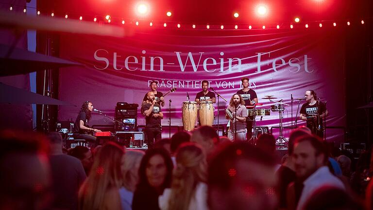 Die Band Puente Latino beim Stein-Wein-Fest im Jahr 2023. Auch heuer sind die Musiker dort wieder zu hören.