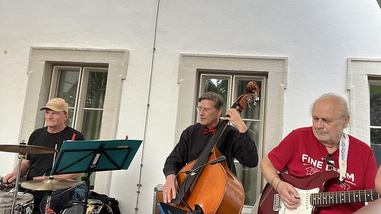 Drei der Instrumentalisten der Hammelburger Gruppe Sing’n’Swing: (von links) Dieter Schmidt, Wolfgang Kriener und Peter Ludwig. - Drei der Instrumentalisten der Hammelburger Gruppe Sing’n’Swing: (von links) Dieter Schmidt, Wolfgang Kriener und Peter Ludwig. Drei der Instrumentalisten der Hammelburger Gruppe Sing’n’Swing: (von links) Dieter Schmidt, Wolfgang Kriener und Peter Ludwig. - Drei der Instrumentalisten der Hammelburger Gruppe Sing’n’Swing: (von links) Dieter Schmidt, Wolfgang Kriener und Peter Ludwig.