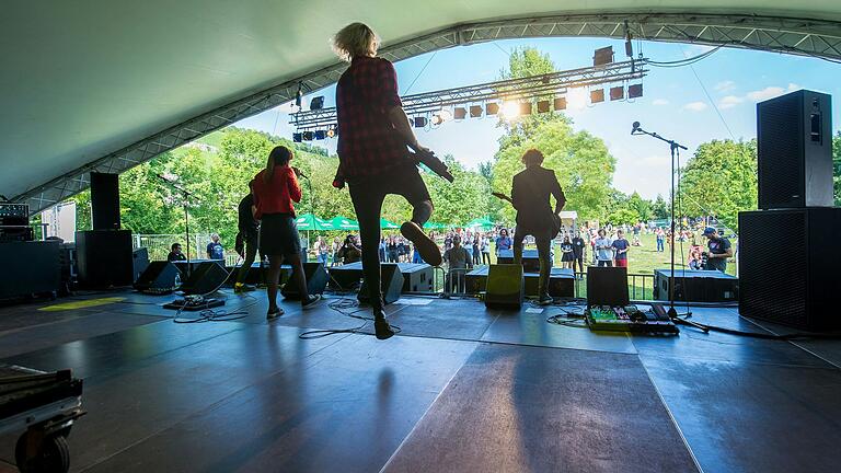 Das Umsonst &amp; Draußen Festival findet an diesem Wochenende auf den Mainwiesen in Würzburg statt. Aber die Redaktion hat noch ein paar andere Tipps, wie sich ein Wochenende abseits von Fußball in Würzburg gestalten lässt.&nbsp;&nbsp;