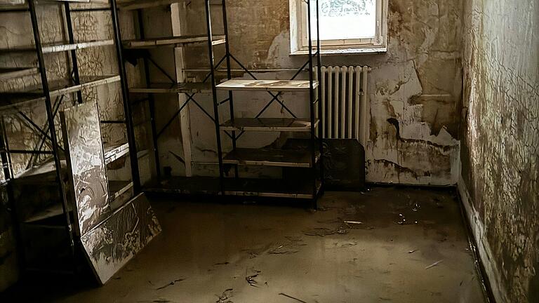 Eine halbe Million Euro an Reparaturkosten: Kein Wunder, denn das schlammige Wasser stand überall im Kitzinger Esbach-Hof. Eine halbe Million Euro an Reparaturkosten: Kein Wunder, denn das schlammige Wasser stand überall im Kitzinger Esbach-Hof. 