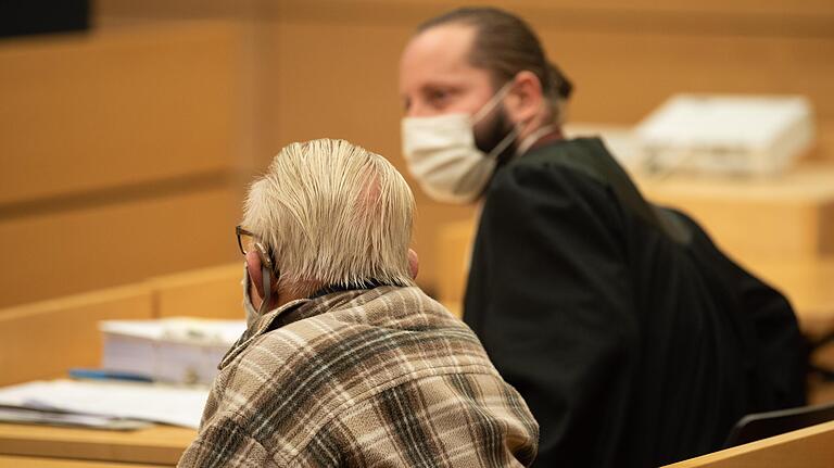 Zu einer Bewährungsstrafe verurteilte das Landgericht Würzburg den 92-Jährigen, der seine schwer kranke Frau getötet hatte. Rechts im Bild sein Anwalt Norman Jacob.