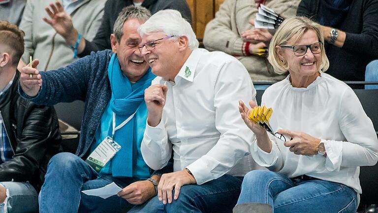 So saßen sie schon am 25. November 2018 in der s.Oliver Arena zusammen: Roland Sauer, Geschäftsführer des Handball-Zweitligsten DJK Rimpar Wölfe (Mitte, daneben seine Frau Waltraud Sauer) und Rolf Brack, damals Sportlicher Berater des Klubs und nun Interimstrainer.&nbsp;