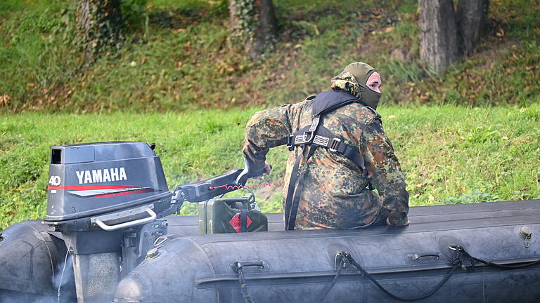 Übung auf dem Main in Gemünden: Die Teilnehmer des Lehrgangs werden zu UN-Militärbeobachtern ausgebildet. Mit dem Motorboot halten sie Ausschau nach auffälligen Aktivitäten.