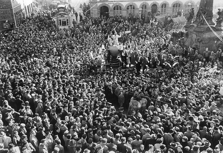 Großer Trubel rund um den Vierröhrenbrunnen herrschte auch beim Faschingszug 1957.