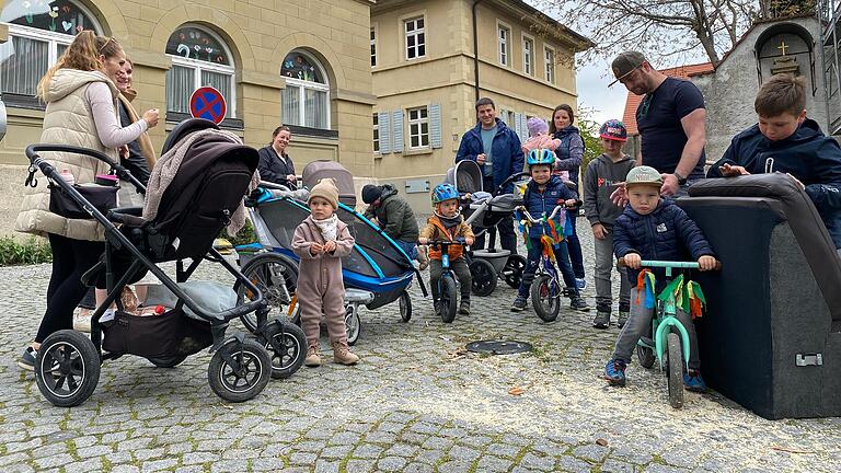 Bedröppelte Gesichter und viele Neugierige am Morgen des 1. Mai: Der Großlangheimer Maibaum wurde abgesägt , um das wieder verschlossene Loch zeugen Holzspäne von der Tat. Bedröppelte Gesichter und viele Neugierige am Morgen des 1. Mai: Der Großlangheimer Maibaum wurde abgesägt , um das wieder verschlossene Loch zeugen Holzspäne von der Tat.