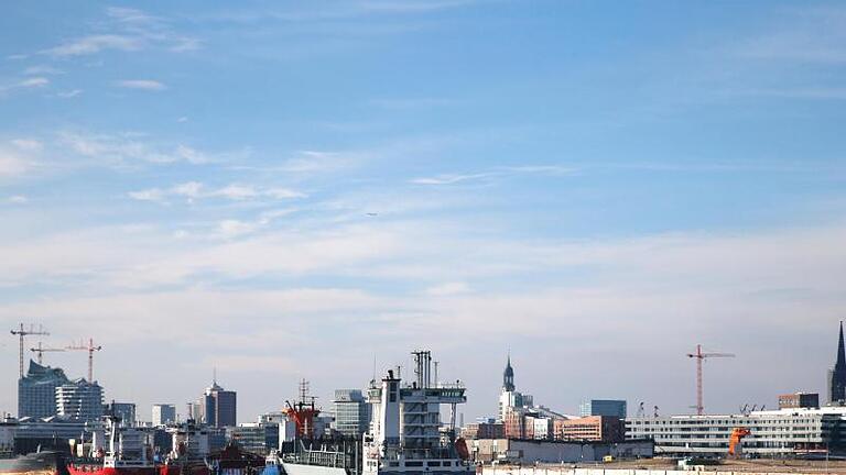 Sonnenschein und blauer Himmel über dem Hamburger Hafen. Foto: Axel Heimken       -  Hamburg ist auf Platz 3 der beliebtesten Städtereiseziele Deutschlands. Dies sind die Top-5: