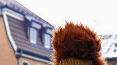 Zu zweit wärmt es sich besser: Diesen beiden jungen narren ist die Faschingslaune ins Gesicht geschrieben. Zu zweit wärmt es sich besser: Diesen beiden jungen narren ist die Faschingslaune ins Gesicht geschrieben.