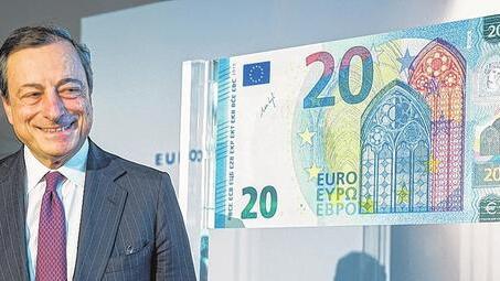 In der EZB in Frankfurt: Währungshüter Mario Draghi stellt die neue 20-Euro-Note vor.