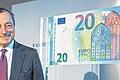 In der EZB in Frankfurt: Währungshüter Mario Draghi stellt die neue 20-Euro-Note vor.