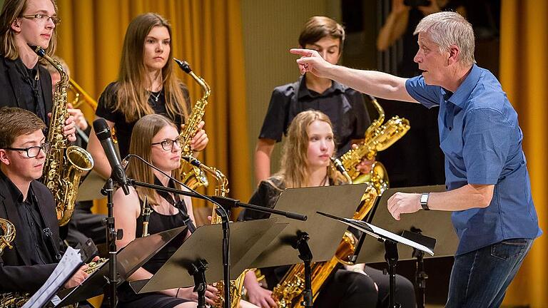 Beim sommerlichen Konzert des Celtis-Gymnasiums spielten die Celtis Bigband und die &bdquo;Celtis Old Friends&ldquo;. Der langjährige Dirigent Bernhard Kimmel verabschiedete sich.