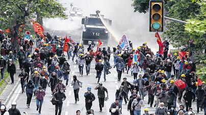 Massenunruhen auf dem Taksim-Platz in Istanbul im Frühjahr 2013. Die Polizei rückt gegen Demonstranten vor. Doch die türkische Regierung unter Ministerpräsident Erdogan sieht sich inzwischen dem Vorwurf ausgesetzt, gegen jeden Kritiker brutal vorzugehen.