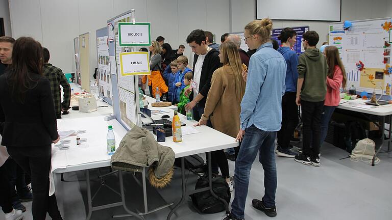 Hunderte Besucher strömten am Freitagnachmittag zum Regionalwettbewerb 'Jugend forscht - Schüler experimentieren', um sich die kreativen Arbeiten der Schüler anzusehen.