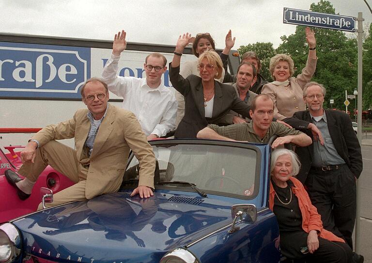 Mai 1998: Marie-Luise Marjan mit den Schauspielern der 'Lindenstraße' in Berlin unter den Linden.