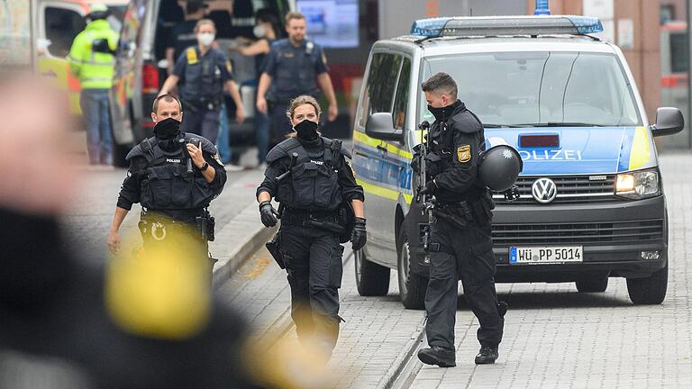 Einsatzkräfte der Polizei und Rettungsdienste sichern am Freitag die Gegend um den Barbarossaplatz in der Würzburger Innenstadt, nachdem ein Mann&nbsp; mit einem Messer drei Menschen getötet und mehrere teils schwer verletzt hatte.