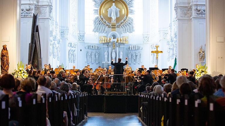 Die Bamberger Symphoniker unter der Leitung ihres Ex-Chefs Jonathan Nott im Dom.