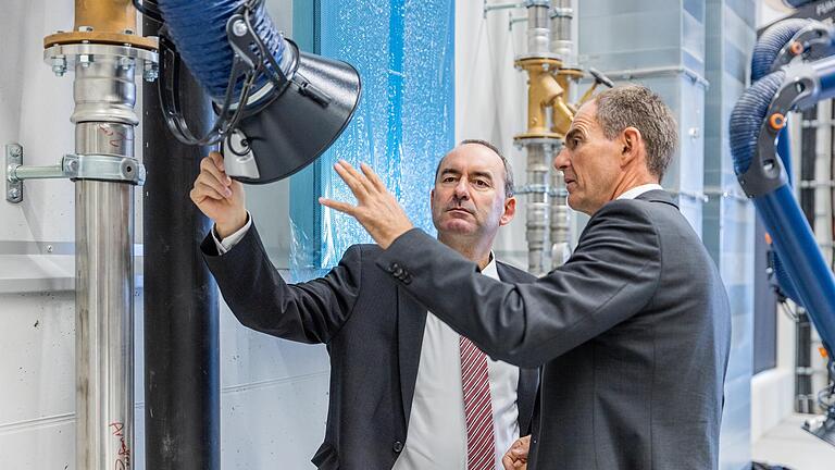 Bayerns Wirtschaftsminister Hubert Aiwanger (links) ließ sich am Mittwoch von SKZ-Leiter Martin Bastian die neue Modellfabrik in Würzburg zeigen. Bayerns Wirtschaftsminister Hubert Aiwanger (links) ließ sich am Mittwoch von SKZ-Leiter Martin Bastian die neue Modellfabrik in Würzburg zeigen.