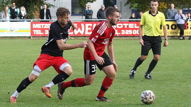 Mario Paul (links) vom SSV Kitzingen verfolgt Alexander Knaub vom SC Schwarzach. 230 Zuschauerinnen und Zuschauer sahen das Hinspiel auf dem SSV-Sportgelände in der Saison 2022/23. Das Landkreisderby findet in der neuen Saison nicht mehr statt, da der SC Schwarzach die Bezirksliga-Staffel wechselt. Mario Paul (links) vom SSV Kitzingen verfolgt Alexander Knaub vom SC Schwarzach. 230 Zuschauerinnen und Zuschauer sahen das Hinspiel auf dem SSV-Sportgelände in der Saison 2022/23. Das Landkreisderby findet in der neuen Saison nicht mehr statt, da der SC Schwarzach die Bezirksliga-Staffel wechselt.