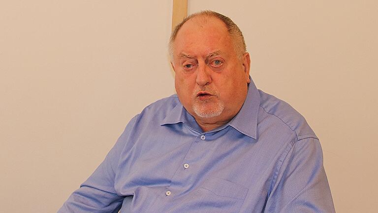 Pater Rudolf Theiler ist von seiner Kirche sehr enttäuscht, die ihn gegen seinen Willen in den Ruhestand versetzen will. Pater Rudolf Theiler ist von seiner Kirche sehr enttäuscht, die ihn gegen seinen Willen in den Ruhestand versetzen will.