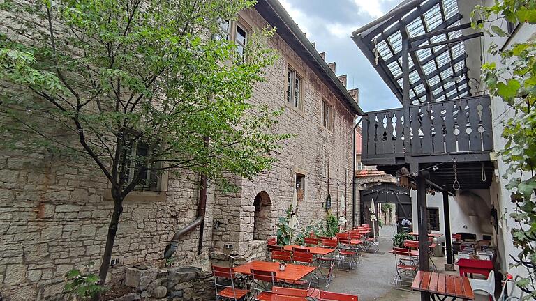 Das Miltenberger-Haus in Sommerhausen besteht aus mehren Gebäuden, die sich im Hof zu einer Scheune hin verjüngen. Das Rathaus (li.) soll über das Anwesen barrierefrei erschlossen werden.