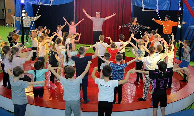 Training im Zirkuszelt: Für die Kinder der Grundschule Schwarzacher Becken geht in dieser Woche ein Traum in Erfüllung. Die Übungseinheiten beginnen täglich mit Aufwärmen unter der Anleitung von Zirkusdirektor Peter Bethäuser vom Circus Luna.