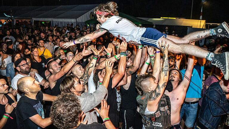 Stage-Diving 1: Stevie Williams, Sänger der australischen Band &quot;Clowns&quot;, schwebt über den Fans.