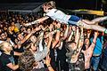 Stage-Diving 1: Stevie Williams, Sänger der australischen Band &quot;Clowns&quot;, schwebt über den Fans.