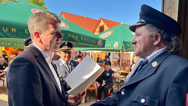 Ebenfalls für 50-jährigen aktiven Feuerwehrdienst wurde von Staatssekretär Sandro Kirchner Albert Warmuth ausgezeichnet. Ebenfalls für 50-jährigen aktiven Feuerwehrdienst wurde von Staatssekretär Sandro Kirchner Albert Warmuth ausgezeichnet.