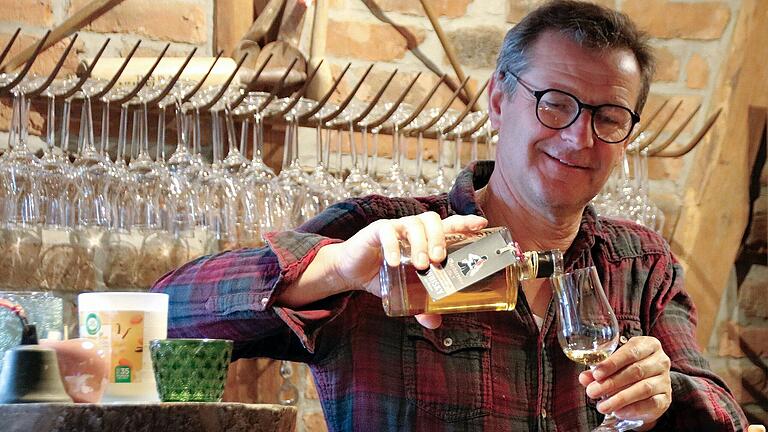Unter anderem lädt Schnapsbrenner Thomas Kleinhenz zu den Brennertagen in Wartmannsroth. Unter anderem lädt Schnapsbrenner Thomas Kleinhenz zu den Brennertagen in Wartmannsroth.