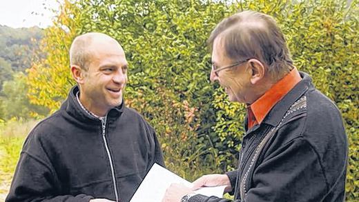 Mit dem Plan der Streuobstwiese und den Standorten der 53 Bäumen Bürgermeister Jochen Steppert (links) und Peter Kirchner FOTO Günther Geiling Mit dem Plan der Streuobstwiese und den Standorten der 53 Bäumen Bürgermeister Jochen Steppert (links) und Peter Kirchner FOTO Günther Geiling