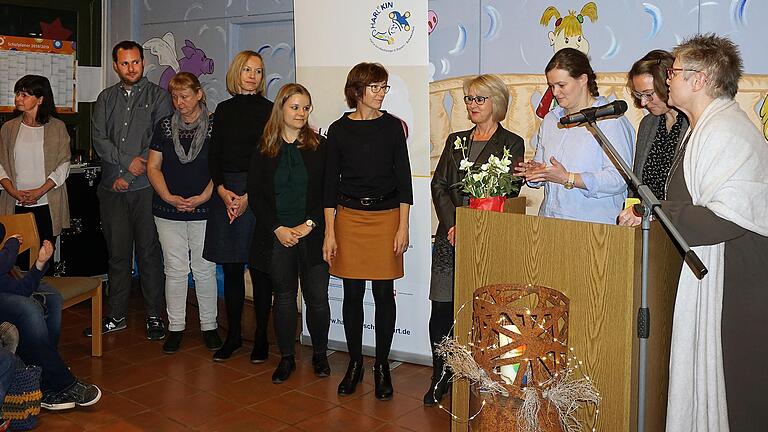 Koordinatorin Margit Jäcklein (rechts) stellt ihr Team von Harl.e.kin vor. Von links Birgit Hahn, Dr. Daniel Lorenz, Angelika Popp, Gritt Springer, Katharina Fischer, Gudrun Heinrich, Carmen Neubauer, Katrin Schindlmeier und Jessica Heck. Koordinatorin Margit Jäcklein (rechts) stellt ihr Team von Harl.e.kin vor. Von links Birgit Hahn, Dr. Daniel Lorenz, Angelika Popp, Gritt Springer, Katharina Fischer, Gudrun Heinrich, Carmen Neubauer, Katrin Schindlmeier und Jessica Heck.