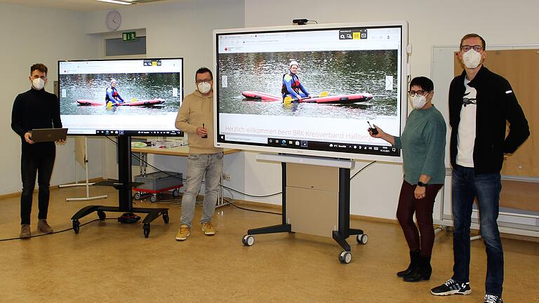 Die zwei ersten interaktiven Whiteboards sind eingerichtet und in den Lehrsälen des BRK in Haßfurt und Eltmann installiert. Das Foto zeigt bei der Inbetriebnahme (von links) Daniel Bloudek (Fa. Ricoh), Wolfgang Brühl (Ausbildungsleiter), Ingrid Böllner (Leiterin der Servicestelle Ehrenamt) und Maximilian Herring (Fa. Ricoh).